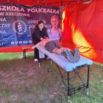 Na zdjęciu czerwony namiot MSCKZiU w namiocie słuchaczka wykonuje masaż