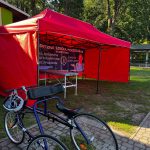 Na zdjęciu - pierwszy plan rower, z tyłu czerwony namiot MSCKZiU
