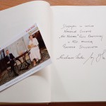 Podziękowanie za udział w Narodowym Czytaniu 2023 - wpis do książki z pamiątkowym zdjęciem pary prezydenckiej