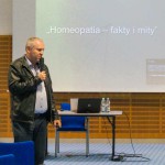 Na zdjęciu Dyrektor mgr farm. J. Brodziński wygłaszający wykład nt.: "Homeopatia - fakty i mity"
